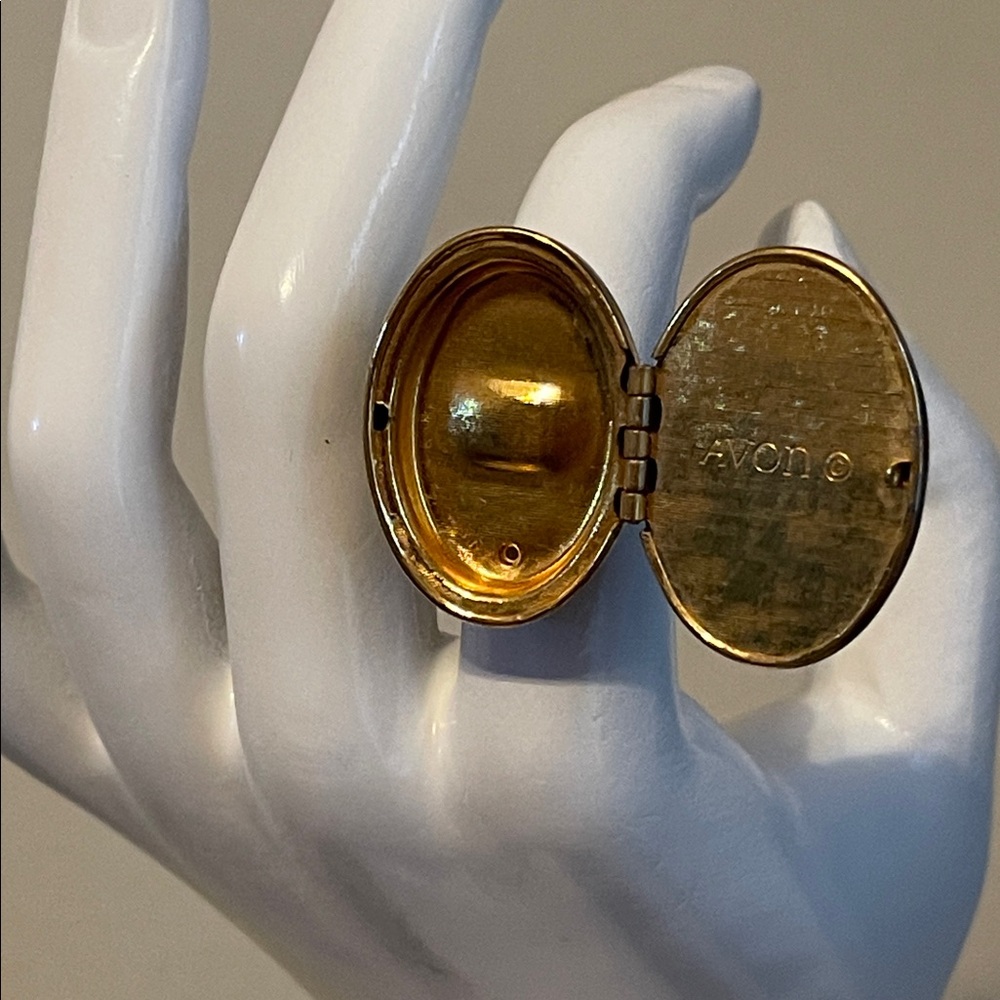 ❗️SOLD❗️1970’s Avon Cameo Locket Ring - Picture 5 of 8
